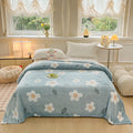 Multifunctional velvet blanket with snowflake print.