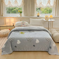 Multifunctional velvet blanket with snowflake print.